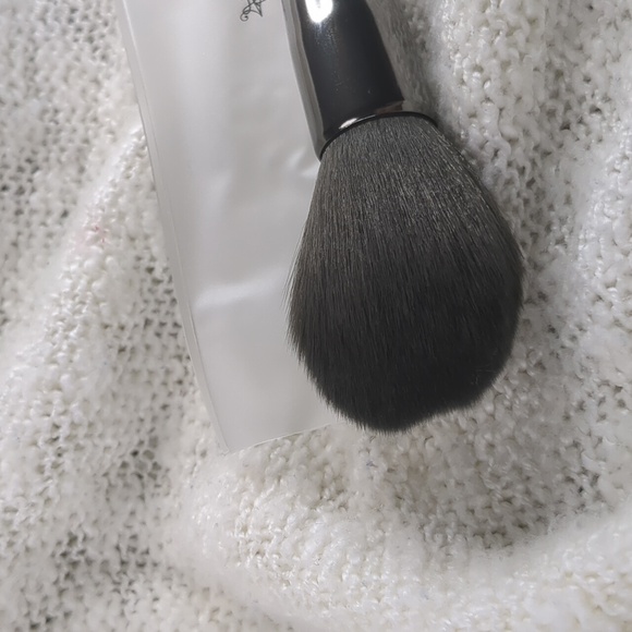 LARUCE Beauty TAPERED FACE Brush LR360, One Brush w/Sleeve Shield - Picture 3 of 10